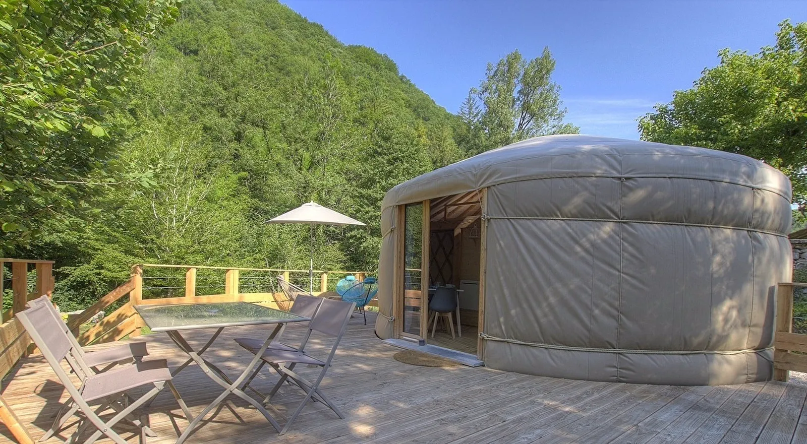 L'Ain'stant Yourte (yourte contemporaine), Boyeux-Saint-Jérôme