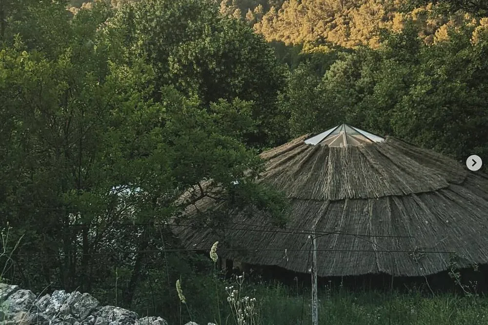 Cabayourte de La Mauvaise Herbe (yourte contemporaine), Barjols