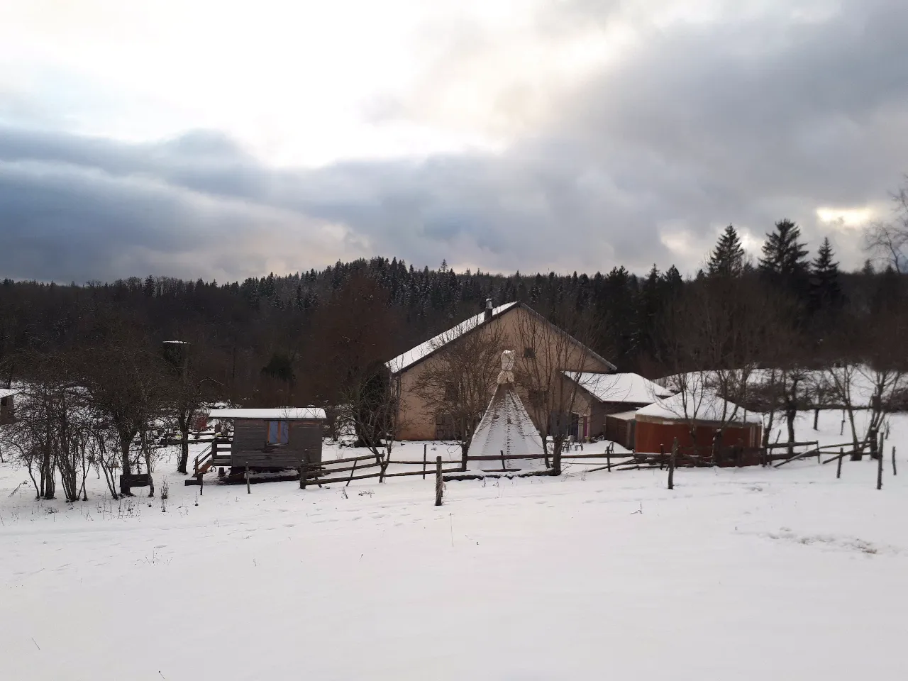 Jurassic Farm (yourte contemporaine), Moirans-en-Montagne