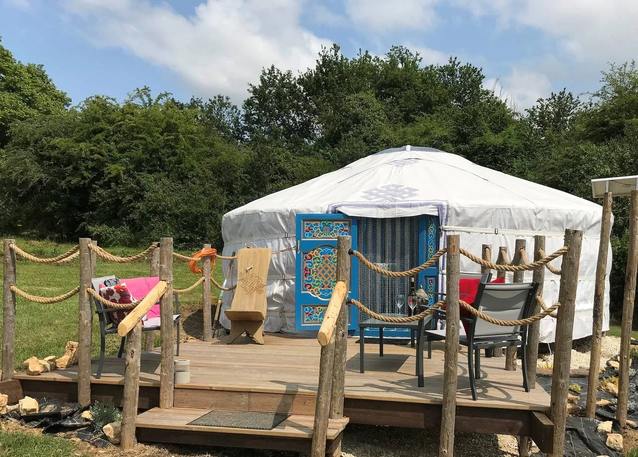 Stargazer Yurt (yourte traditionnelle), Le Vieux-Cérier