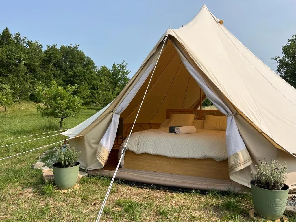 Tipi au murmure du champs (tipi), Montclus