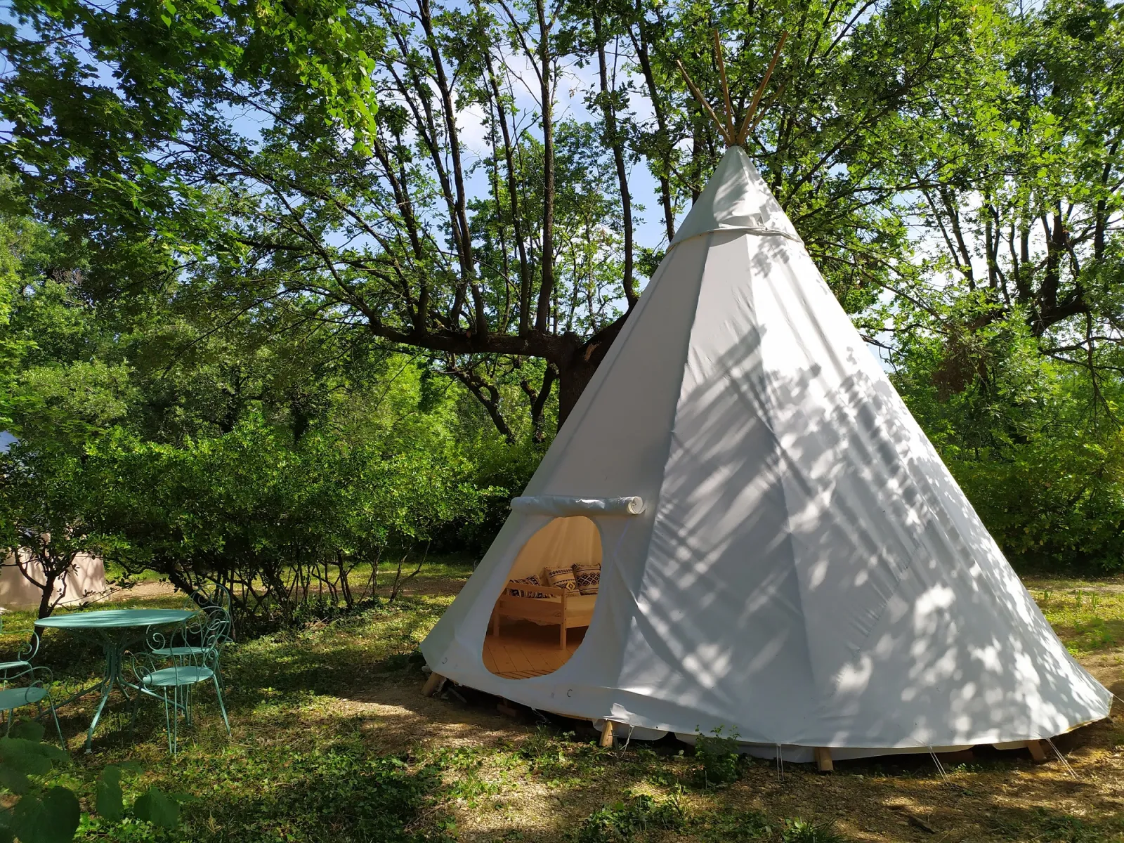 Tipi d'Indiens du Domaine de Senaud (tipi), Albon