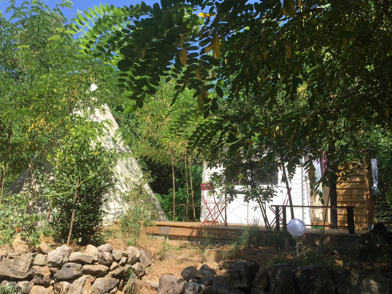 Tipi dans le jardin (tipi), Chambonas