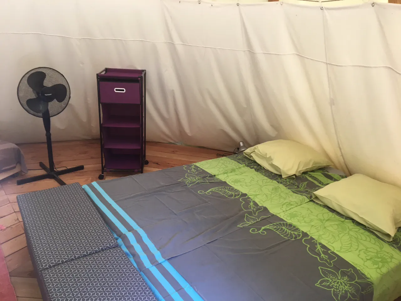 Tipi dans le jardin, Chambonas : image 5