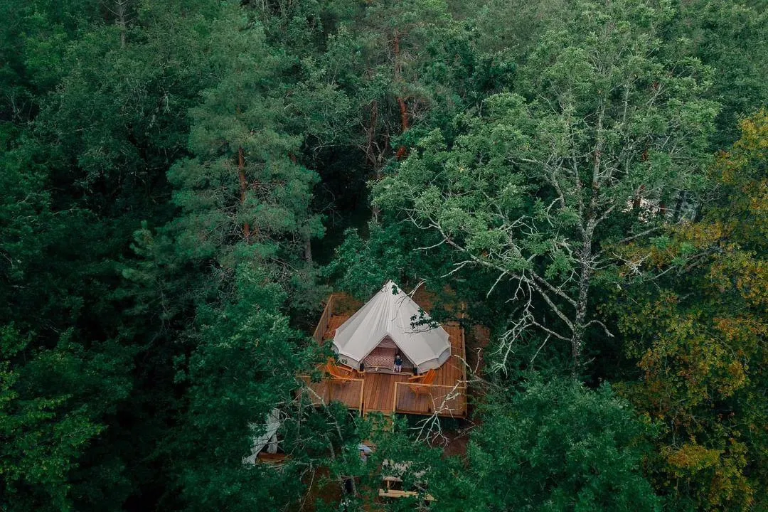 Tipi dans les bois de Végennes (tipi), Végennes