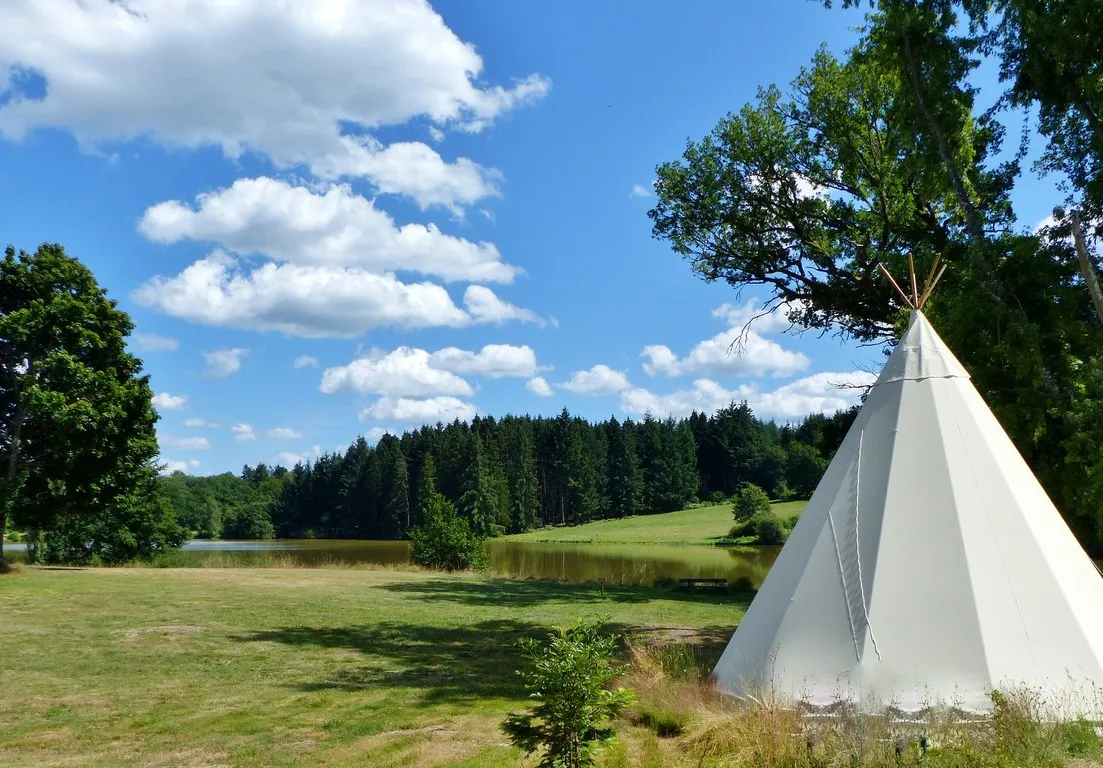 Tipi du Balbuzard au bord du lac (tipi), Condat-en-Combraille