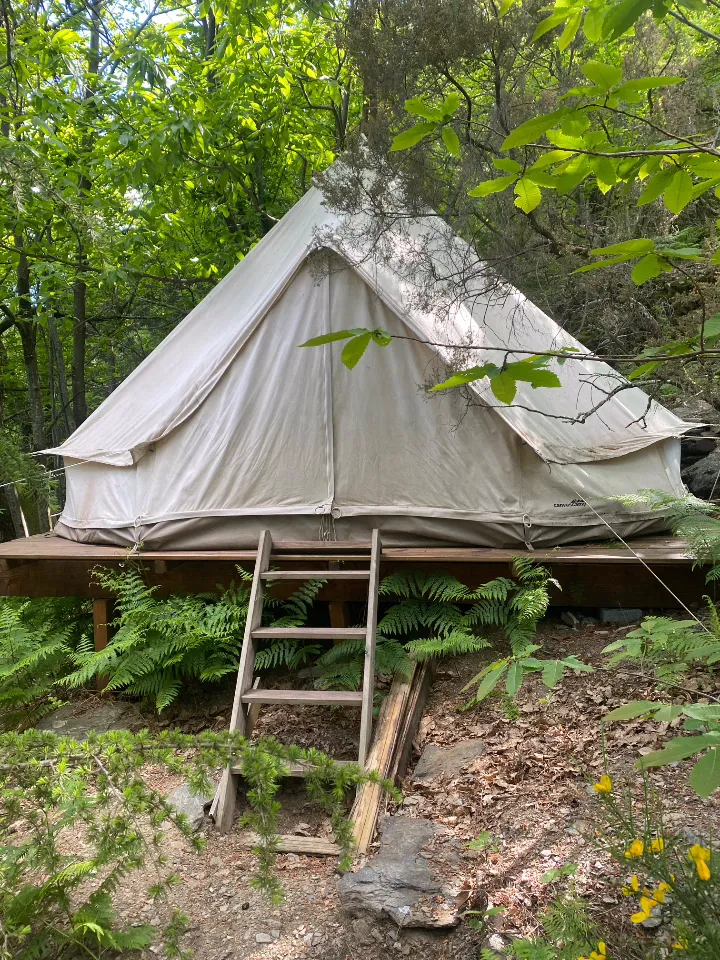 Tipi en forêt de châtaigniers (tipi), Dompnac
