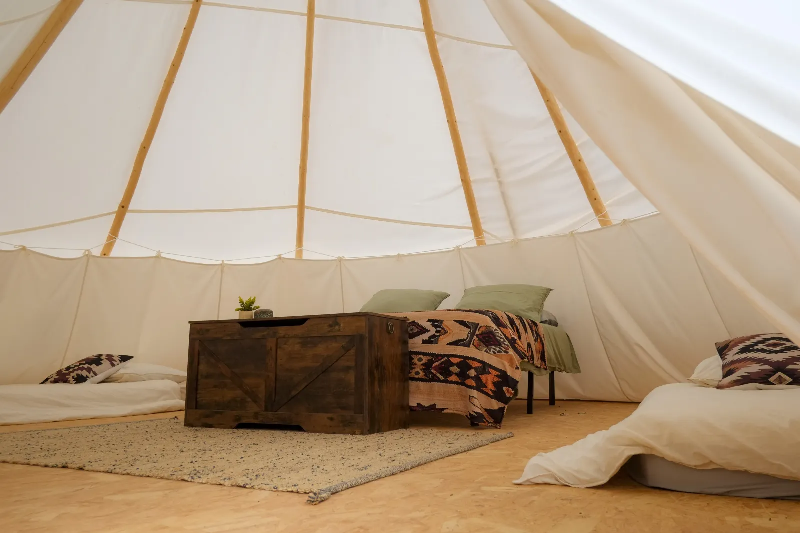 Tipi Jerolamo sous le chêne (tipi), La Tour-sur-Orb