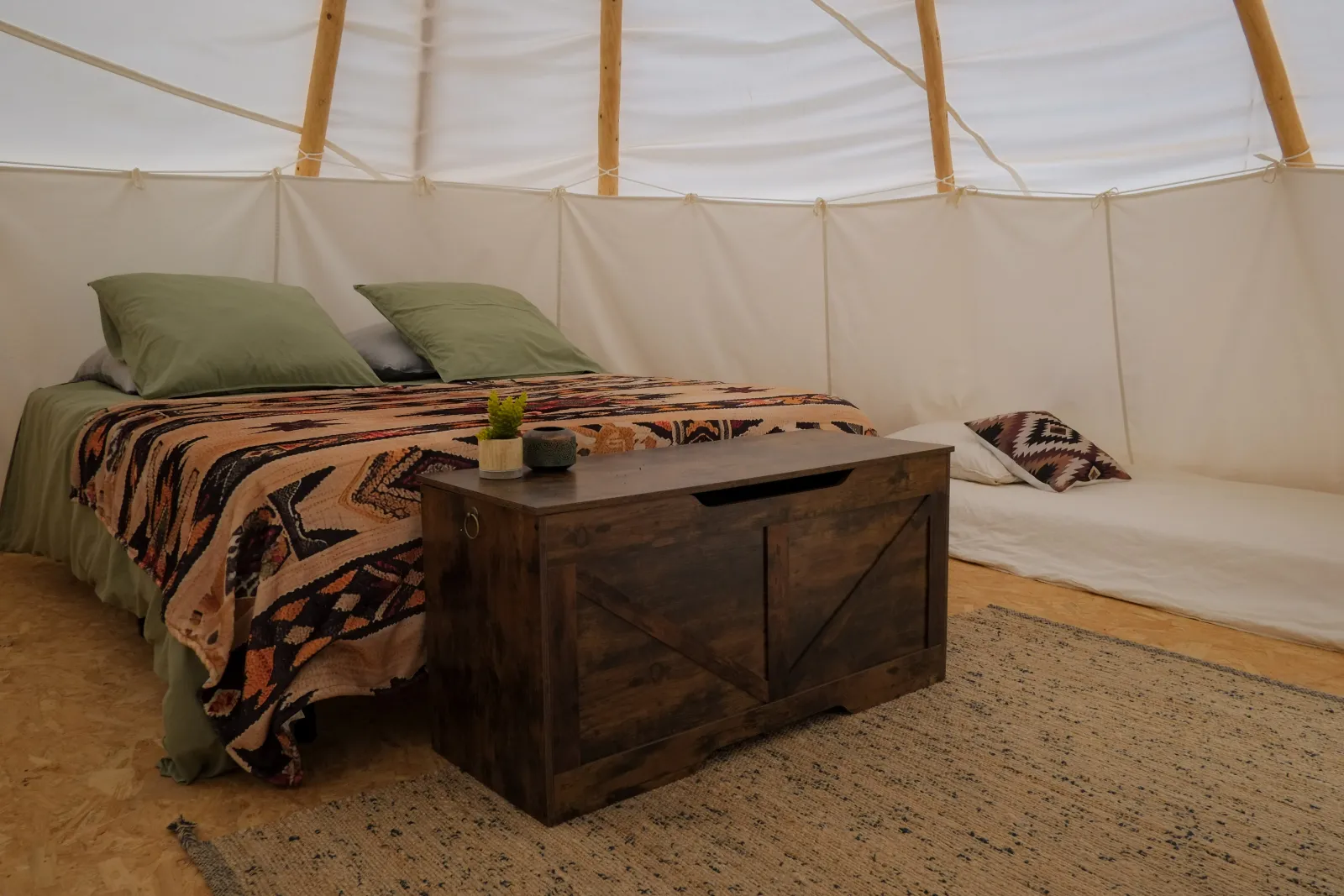 Tipi Paco près du ruisseau (tipi), La Tour-sur-Orb