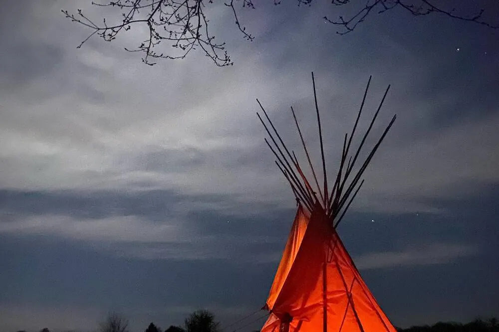 Tipi Sioux en pleine nature (tipi), Bitry