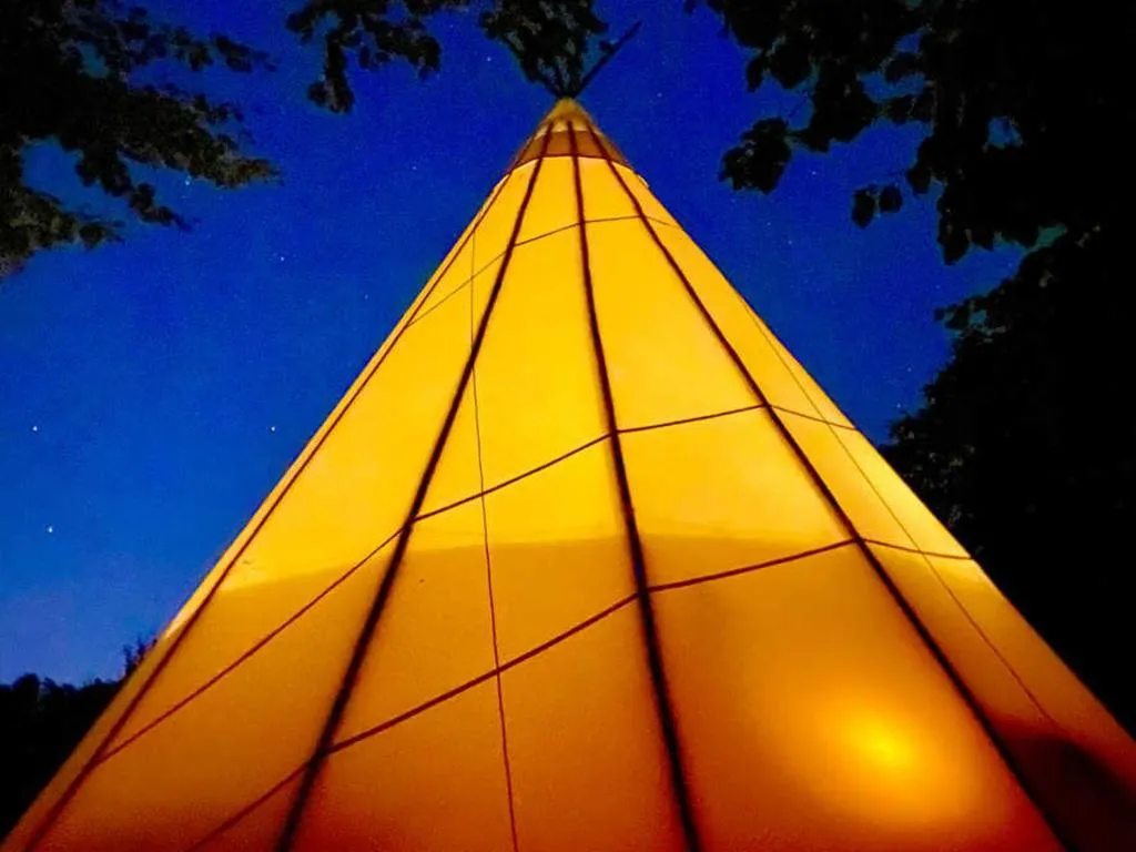 Tipi sur pilotis de Maulde (tipi), Maulde
