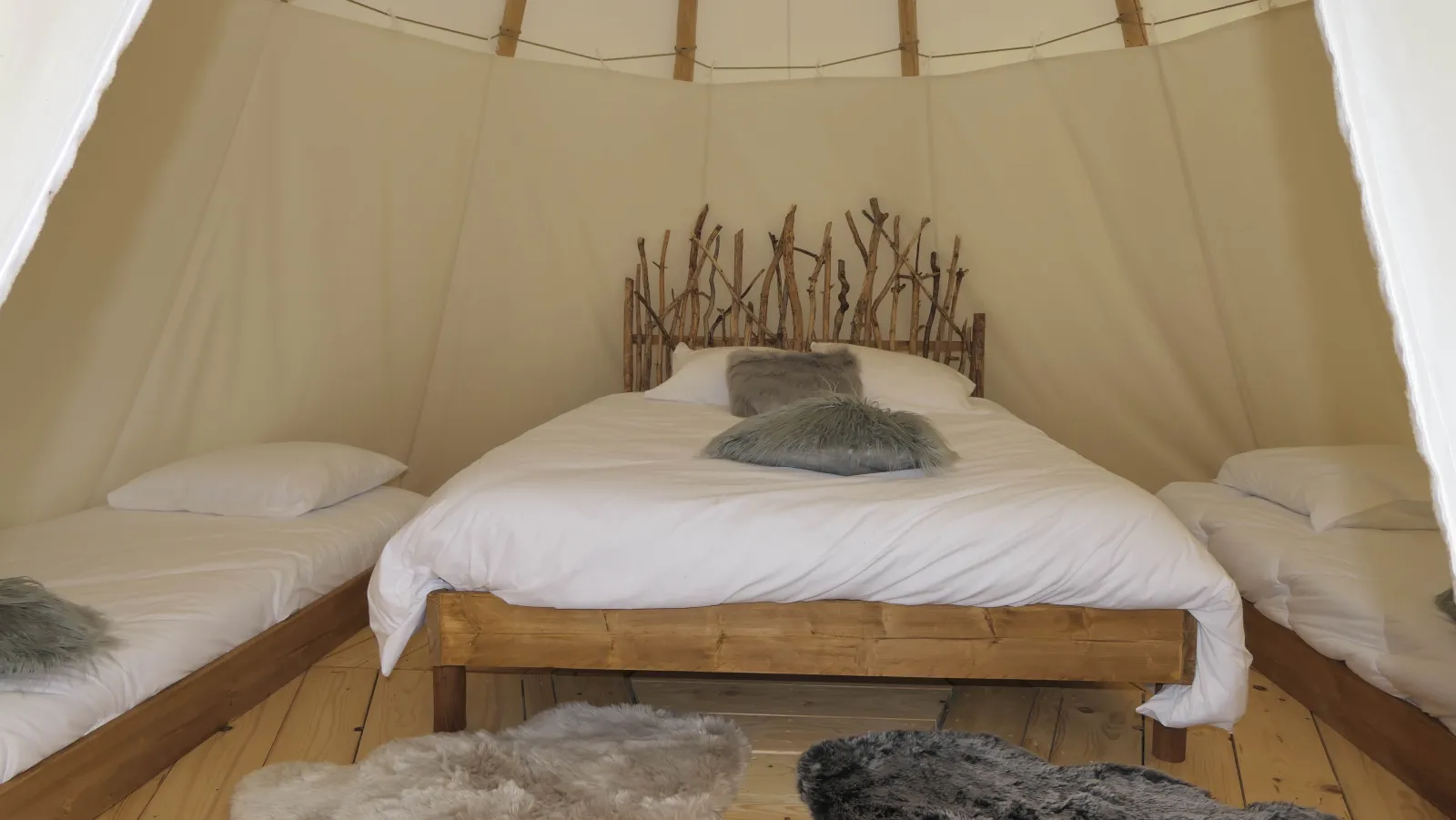 Tipi Vue sur Étang de Givrauval (tipi), Givrauval