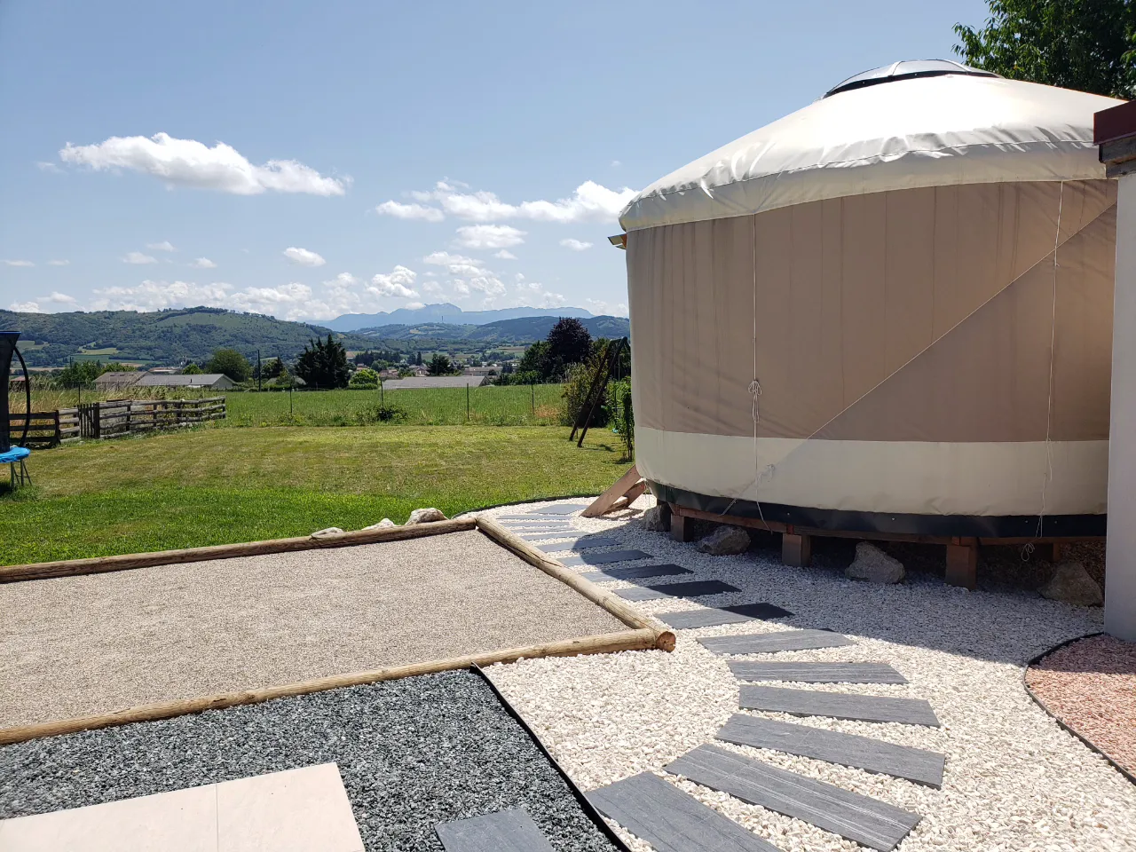 Turtle Lightness Yourte (yourte contemporaine), Châbons