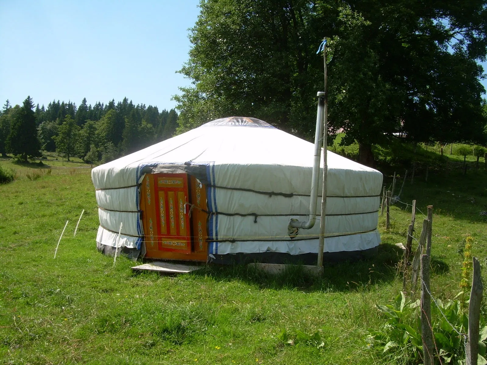 Yourte Bosquet (yourte contemporaine), Rochejean