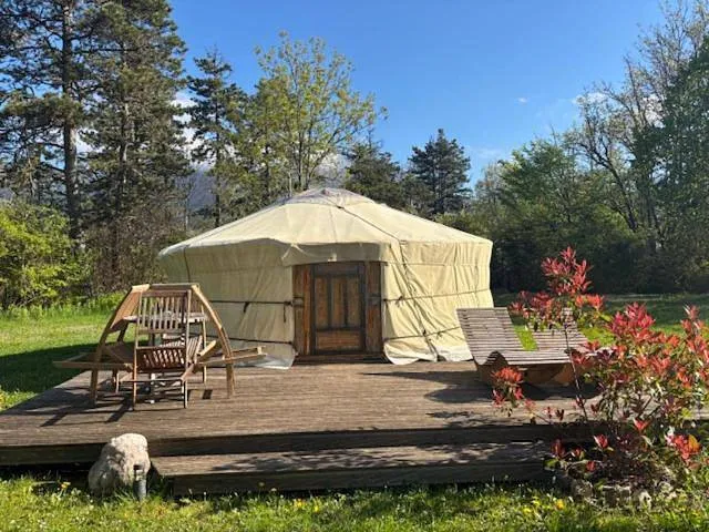 Yourte de Champfromier (yourte contemporaine), Montanges