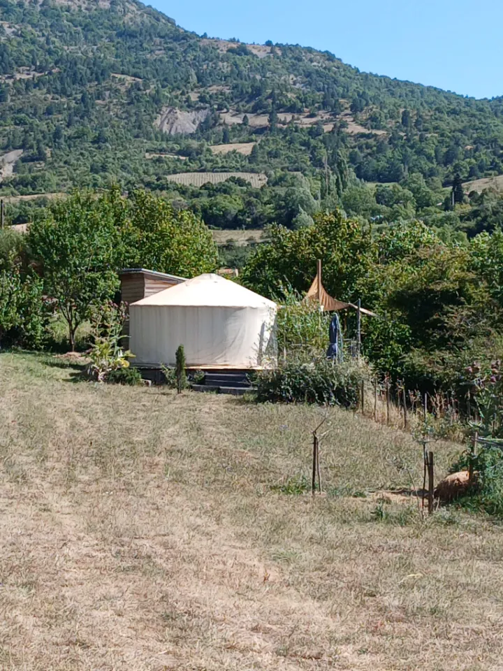 La Yourte des Abeilles (yourte contemporaine), La Roche-sur-le-Buis