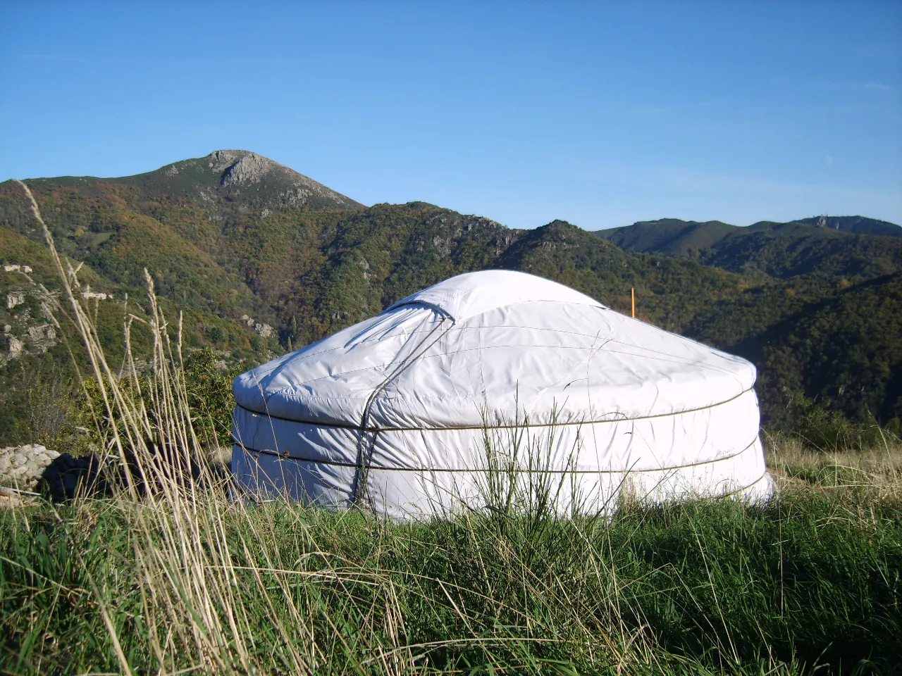Yourte des volcans (yourte contemporaine), Saint-Pierre-de-Colombier