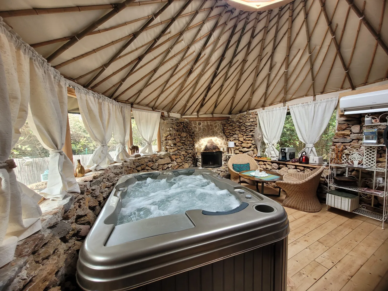 Yourte Le Toit du Monde et Spa (yourte contemporaine), Saint-Maximin-la-Sainte-Baume