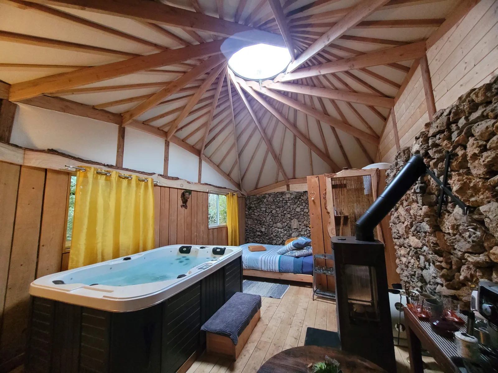 Yourte Les 5 Éléments et Spa (yourte contemporaine), Saint-Maximin-la-Sainte-Baume